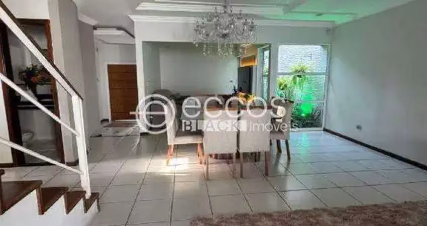 Casa à venda, 3 quartos, 1 suíte, 4 vagas, Jardim Karaíba - Uberlândia/MG