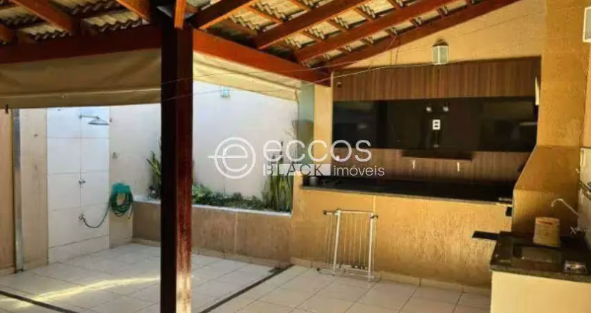 Casa em condomínio à venda, 2 quartos, 1 suíte, 2 vagas, aclimação - uberlândia/mg