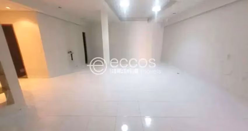 Casa comercial para alugar na Avenida Floriano Peixoto, 993, Centro, Uberlândia