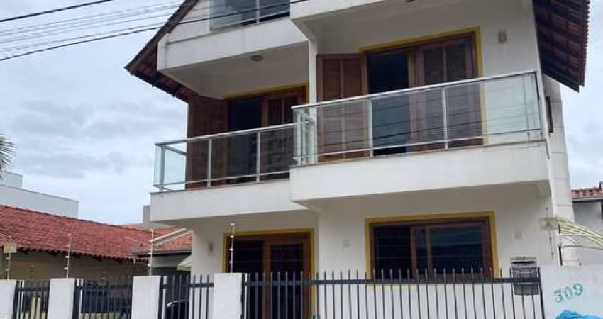 Casa com 4 dormitórios à venda, 245 m² - Centro - Navegantes/SC