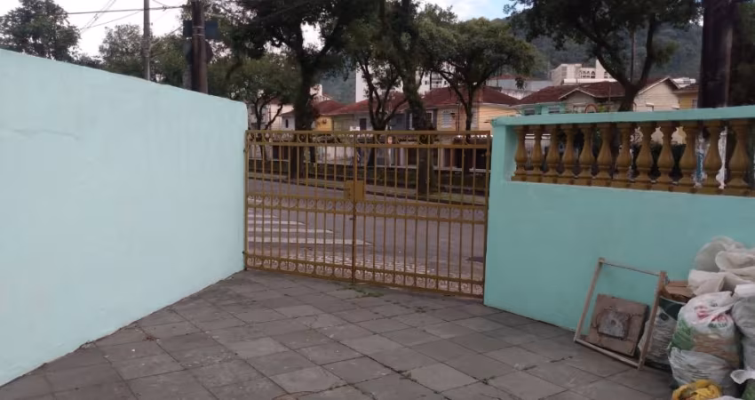 Sobrado com garagem e quintal.