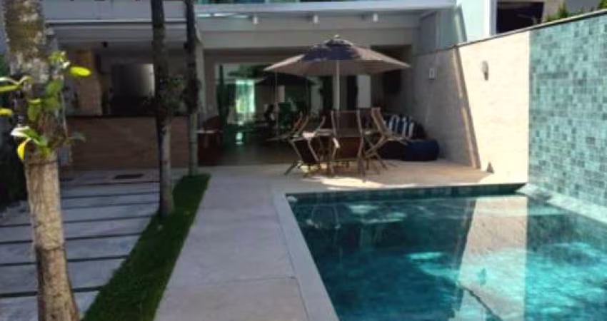 Belíssima Casa em Condomínio na Barra da Tijuca &gt; (Rio de Janeiro) - 5 Quartos (4 Suítes), Ampla sala em 3 ambientes, 3 Vagas, Piscina e Churrasqueira