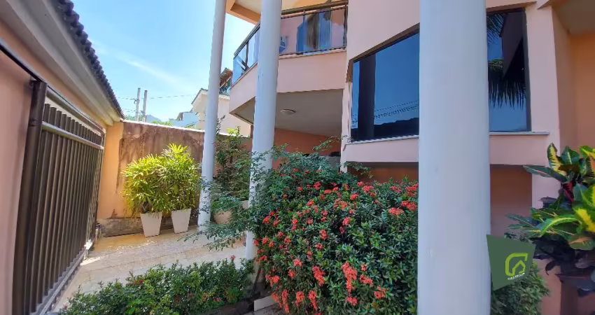 Casa contemporânea exclusiva em condomínio fechado, 4 quartos, 2 suítes, dependência, área gourmet, piscina, 2 vgas – lazer, conforto e privacidade!