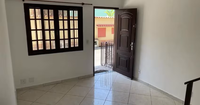 Oportunidade única na taquara! casa duplex em condomínio fechado - faça tudo a pé!