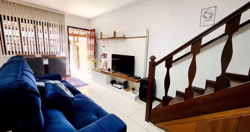 Casa duplex colonial em condomínio fechado – charme e conforto!