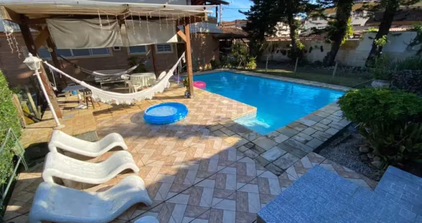 Casa de alto padrão com 4 dormitórios à 120m² da praia grande.