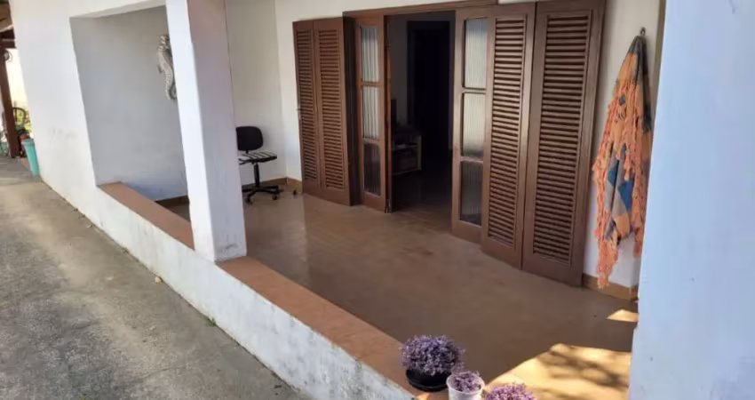 Imóvel com potencial comercial na praia da Enseada à venda!