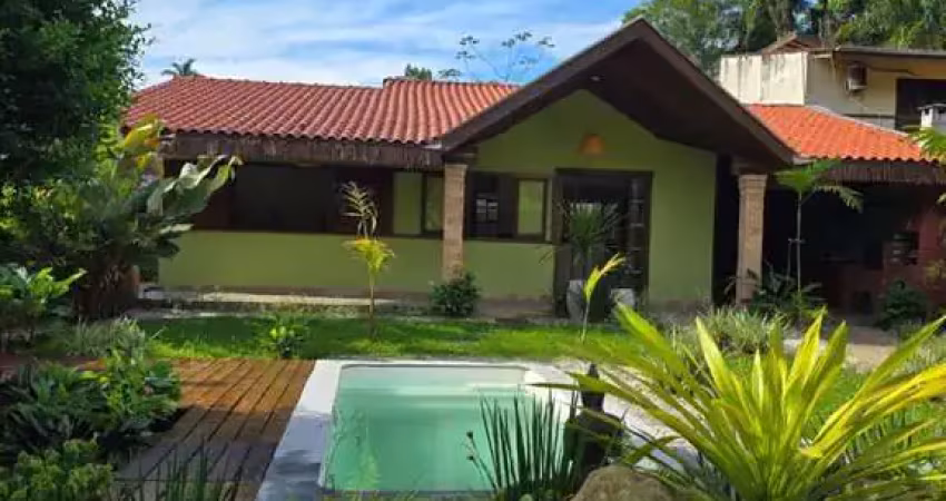 Casa a Venda de 2 dormitórios com Piscina localizada no bairro da Ressaca Ubatuba