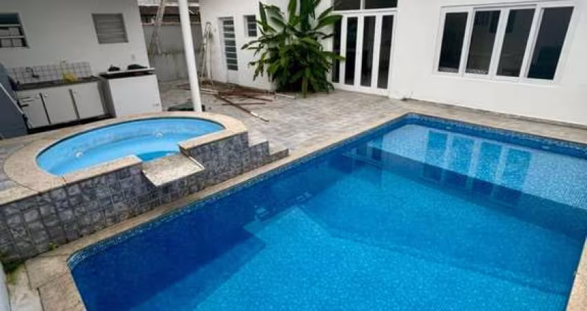 Casa 08 dormitórios para locação definitiva condomínio fechado em Ubatuba