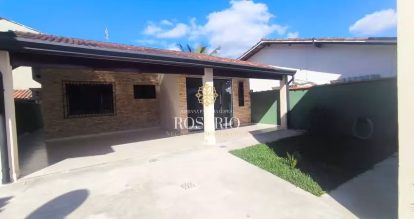 Casa no centro de ubatuba com 3 dormitórios e 4 vagas para locação definitiva.