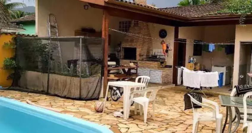 Casa de alto padrão dentro de condominio fechado com 3 dormitórios.
