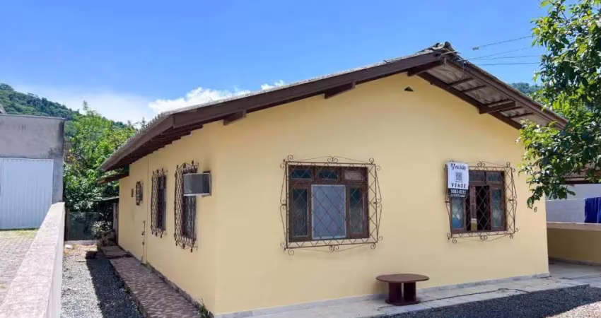 Casa com 2 dormitórios e amplo terreno no bairro espinheiros em itajaí