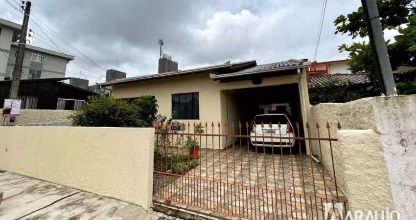 Casa com 2 suítes e 2 dormitórios no bairro cordeiros em itajaí