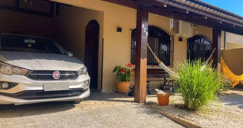 Casa com piscina e 1 suíte + 2 dormitórios no bairro cordeiros em itajaí