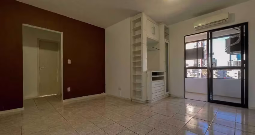 Apartamento semimobiliado com 1 suíte e 1 dormitório no centro de itajaí