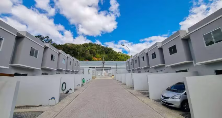Casa com 2 dormitórios no bairro espinheiros em itajaí