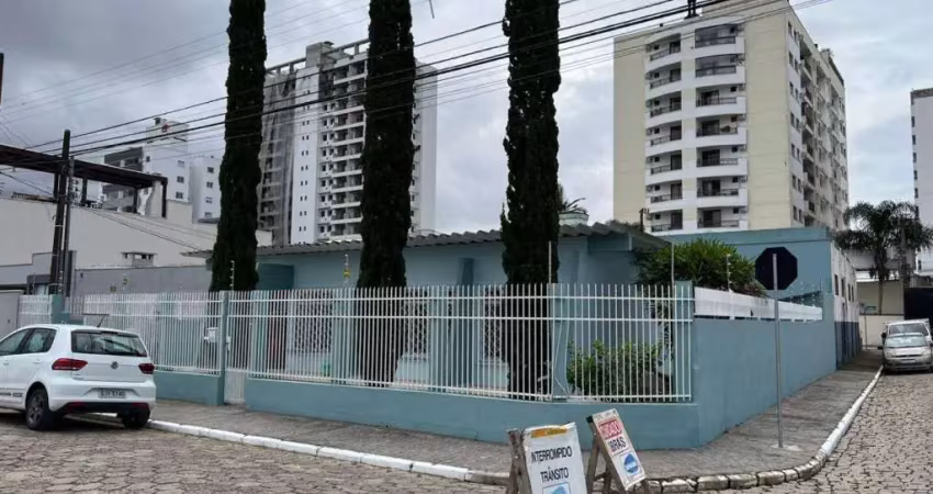 Casa averbada com 1 suíte e 3 dormitórios no bairro são joão em itajaí