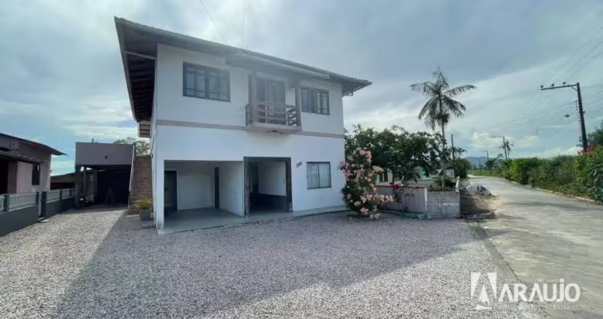 Casa com 1 suíte e 2 dormitórios no centro de ilhota