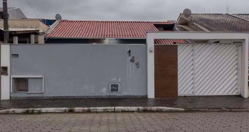 Casa com 1 suíte e 2 dormitórios no bairro espinheiros em itajaí