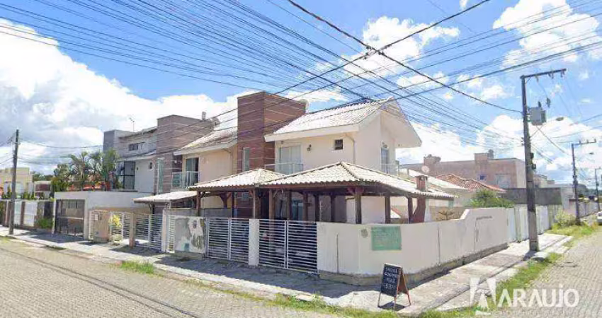 Sobrado com 1 suíte e 1 dormitório no bairro areias em tijucas