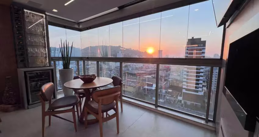 Apartamento mobiliado e equipado com 2 suítes +1 dormitório no bairro fazenda em itajaí