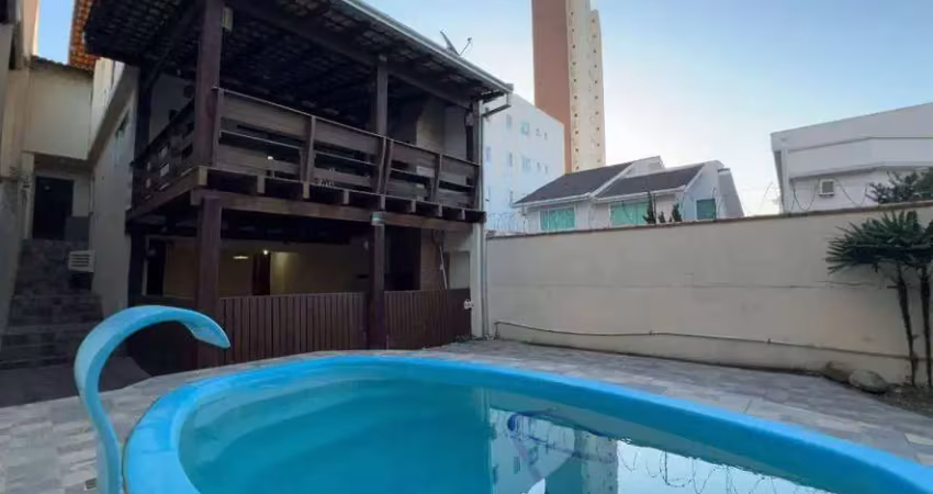 Sobrado com 1 suíte e 2 dormitórios e piscina no bairro fazenda em itajaí