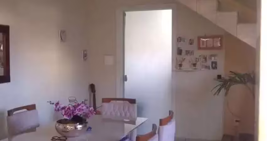 Casa geminada com 03 quartos, próximo a supermercado dia
