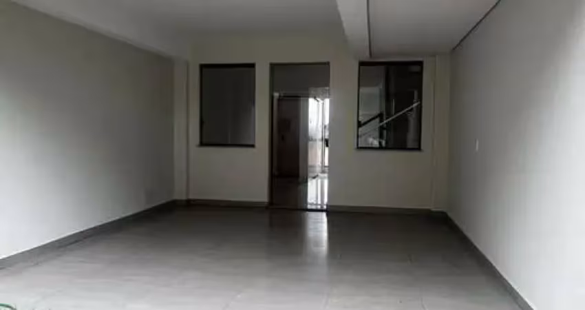 Casa com excelente acabamento sendo 03 quartos arejados com vista para a cidade e a poucos metros da praça milton campos.