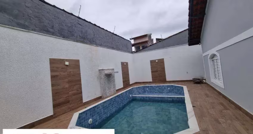 Casa com 4 suítes, piscina, varanda e dois ambientes de sala.