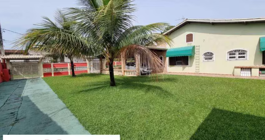 Casa em amplo terreno de 710 ms, com piscina e churrasqueira