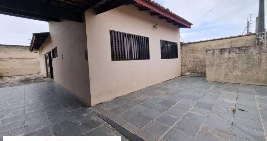 Casa em ótima localização, bem distribuida, Golfinho, Financ.
