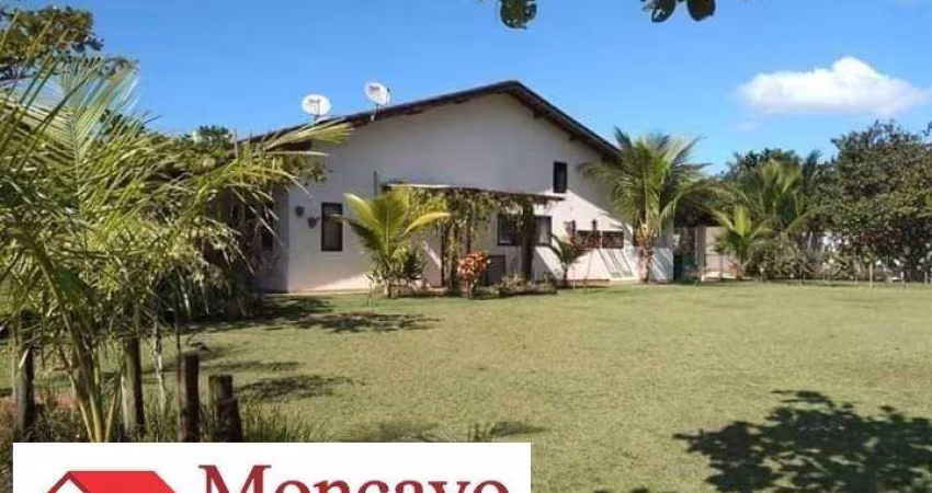 Casa em condomínio, amplo terreno, com piscina - Cond.fechado