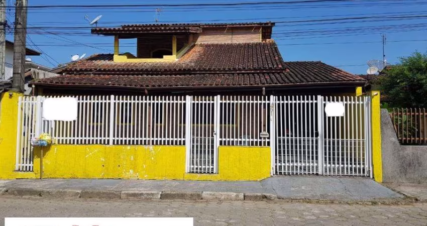 Excelente sobrado na região Central de Caraguatatuba.
