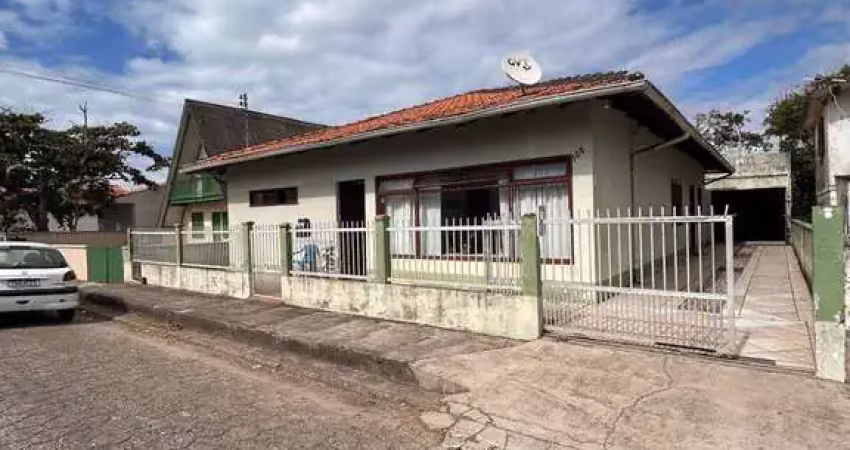 Terreno 315 mts²,02 casas alvenaria,100 mts da praia, meia praia navegantes