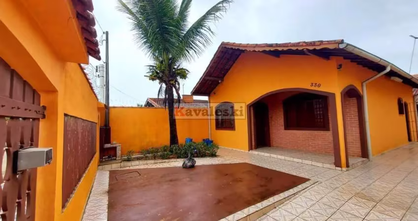 Linda casa térrea / 3 dormitórios 1 suite / 4 vagas garagem/ quintal amplo / oportunidade