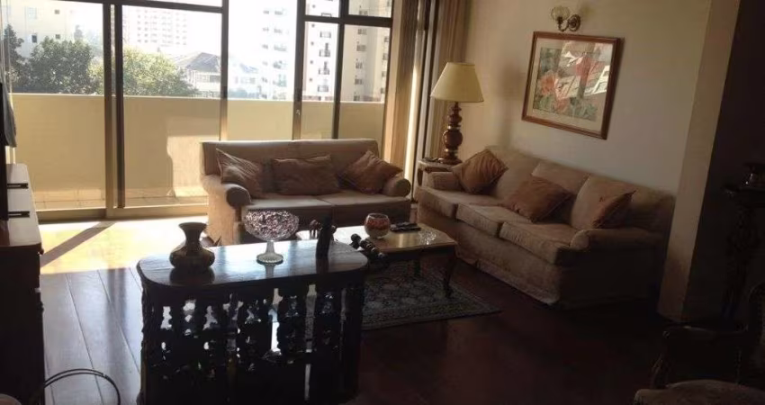 Apartamento clássico com  150 metros de área no Ipiranga.