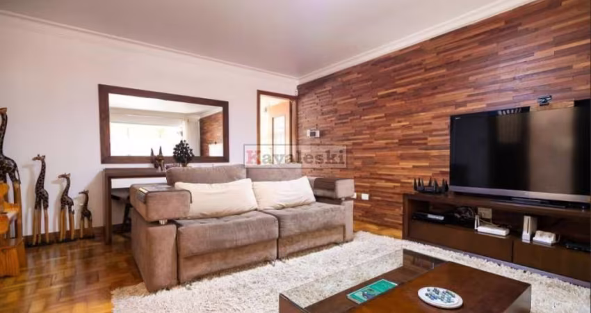 Sobrado à venda com 231m², 4 quartos e 2 vagas