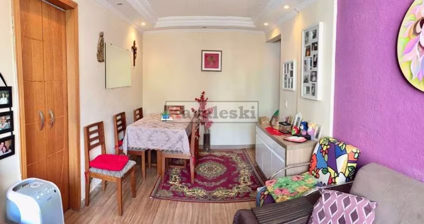 Excelente apartamento, totalmente reformado, repleto de armários planejados, próximo ao comércio da