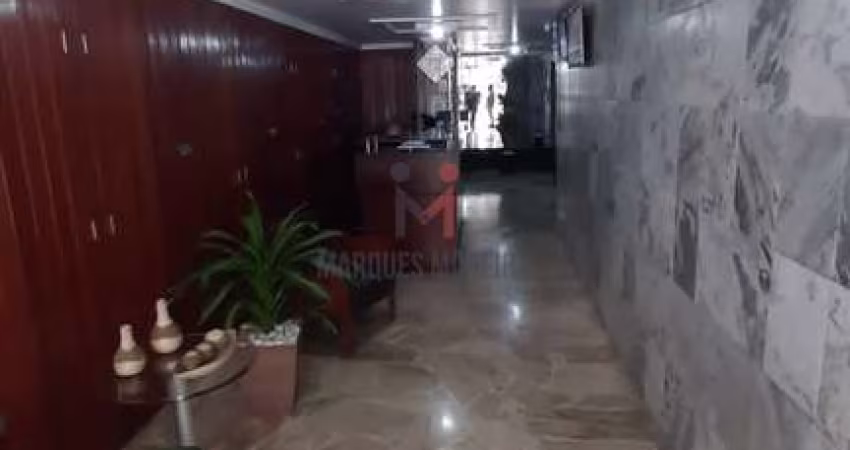 Apto de três quartos no centro