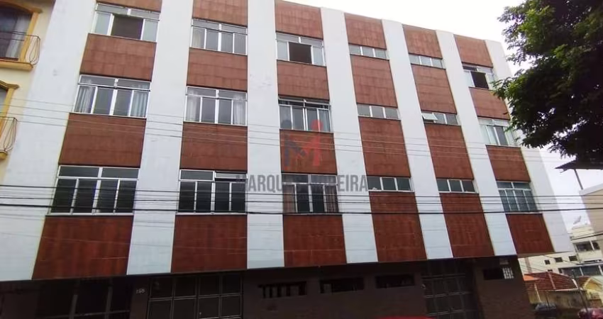 Excelente quarto e sala na Praça do Cruzeiro