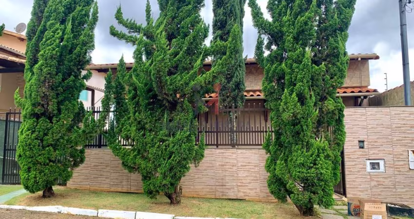 Casa Estilo Colonial condominio fechado.
