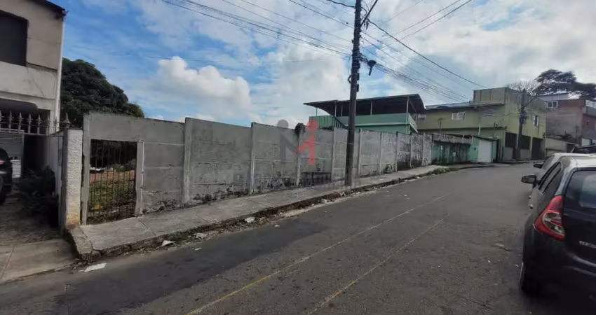 Oportunidade única: lote de 680m² com frente para duas ruas e vista privilegiada