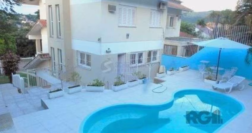 Casa em Porto Alegre, no bairro Espirito Santo, com 3 dormitório(s), e 3 banheiros, à venda.