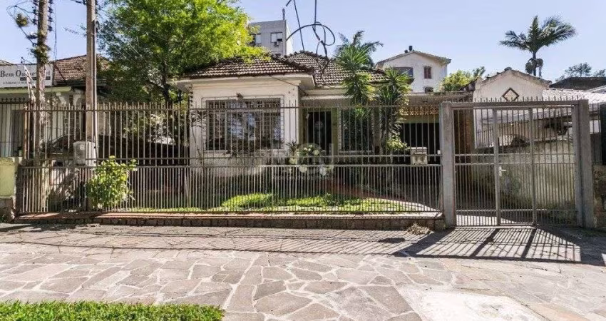 Casa para Venda - 198m², 3 dormitórios, sendo 1 suites, 4 vagas - Petrópolis