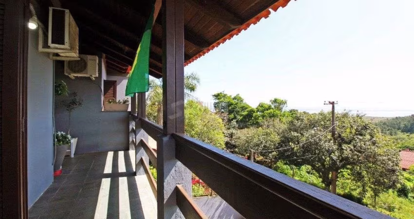 Sobrado 3 dormitórios, 1suíte, área gourmet com churrasqueira, piscina.