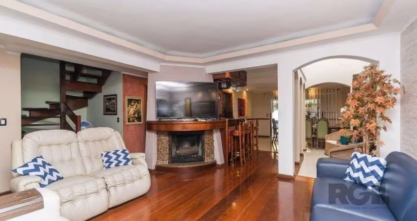 Casa 381m² - 5 dormitórios, 1 suíte, piscina e 6 vagas no bairro São Sebastião