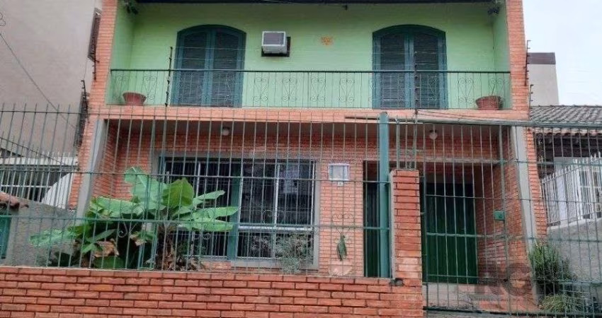 Casa de 130m² com 3 dormitórios no bairro Jardim Botânico.
