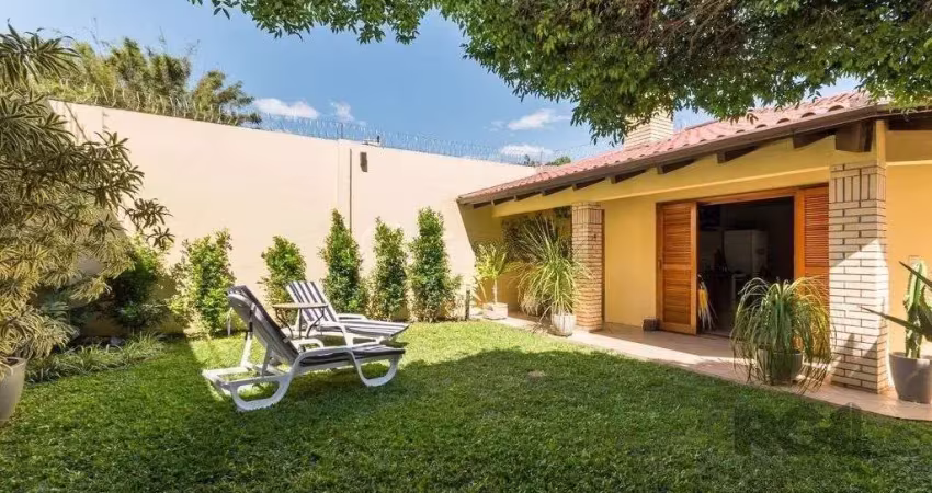 Casa com 3 quartos à venda na Avenida General Barreto Viana, 394, Chácara das Pedras, Porto Alegre