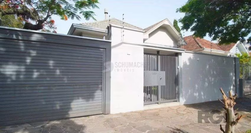 Casa reformada com 3 dormitórios, 5 vagas no bairro São João