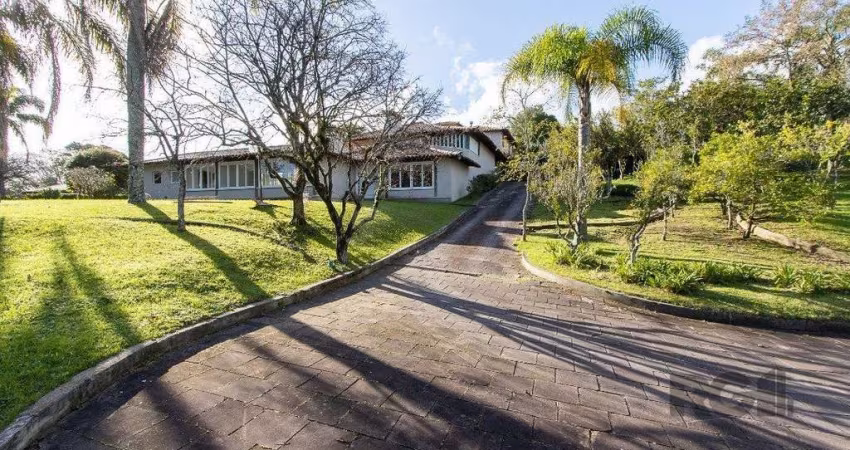 Casa Condomínio a Venda - 880m², 5 dormitórios, sendo 2 suítes, a master com lareira, 4 vagas - Cavalhada